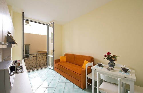 Vietri sul Mare House | Appartamento Mariuccia D: A welcoming apartment situated at a few steps from a sandy beach, with Free WI-FI.