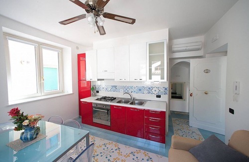 Vietri sul Mare House | Appartamento Mariuccia G: A welcoming apartment situated at a few steps from a sandy beach, with Free WI-FI.
