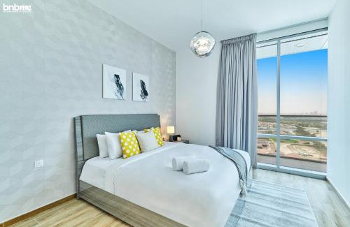 Business Bay Apartment | bnbme - Luxury 2BR Business Bay Apt w Canal Views Pool Gym Free Parking Downtown