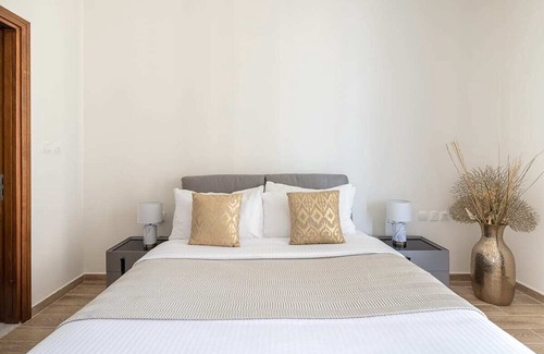 Business Bay Apartment | Bright 2BR in Business Bay with Canal Views
