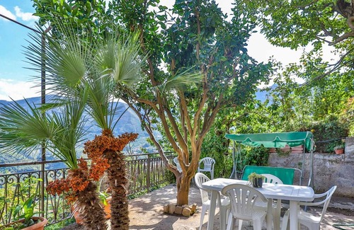 Piazza-Tralia-Pendolo Apartment | Casa Belvedere - One Bedroom Apartment, Sleeps 3