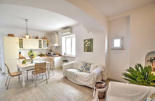 Praiano Apartment | Casa Biagina A: A bright apartment which faces the sun and the sea, with Free WI-FI.