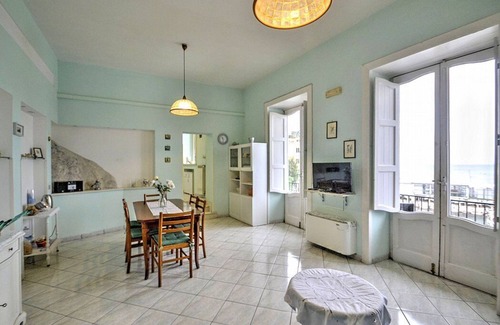 Sorrento City Centre Apartment | Casa Marama: A welcoming apartment situated at a short distance from the beach, with Free WI-FI.
