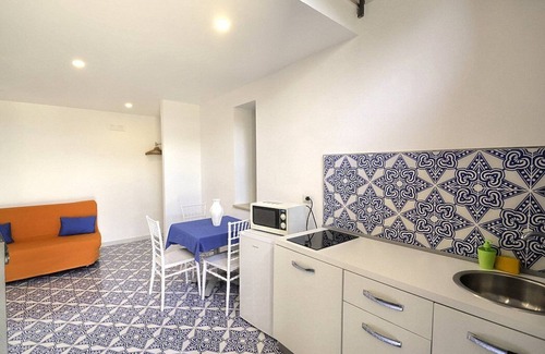 Schiazzano House | Casa Spirea B: A characteristic and welcoming apartment situated in a quiet location, a few minutes from the town center, with Free WI-FI.