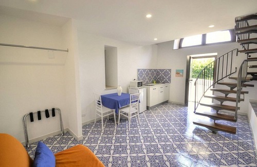Schiazzano House | Casa Spirea B: A characteristic and welcoming apartment situated in a quiet location, a few minutes from the town center, with Free WI-FI.