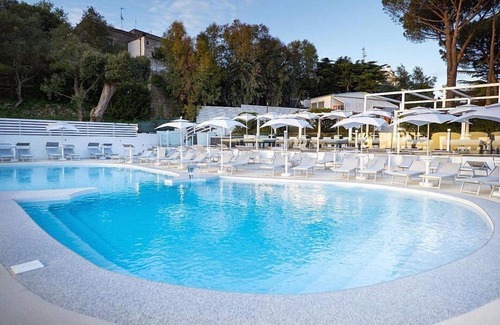 Schiazzano House | Casa Spirea B: A characteristic and welcoming apartment situated in a quiet location, a few minutes from the town center, with Free WI-FI.