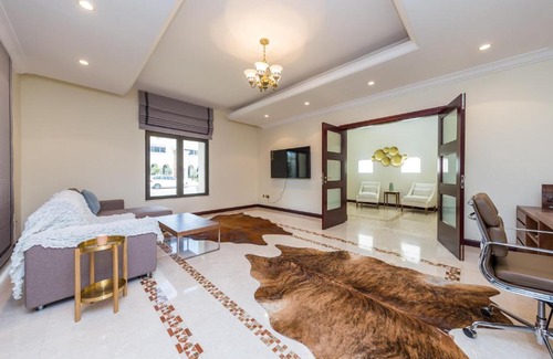 Palm Jumeirah Villa | Charming 6BR Villa with Private Pool on Palm Jumeirah