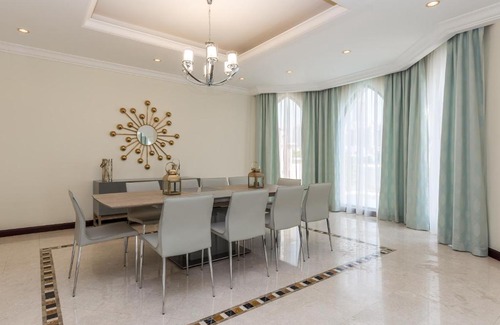 Palm Jumeirah Villa | Charming 6BR Villa with Private Pool on Palm Jumeirah