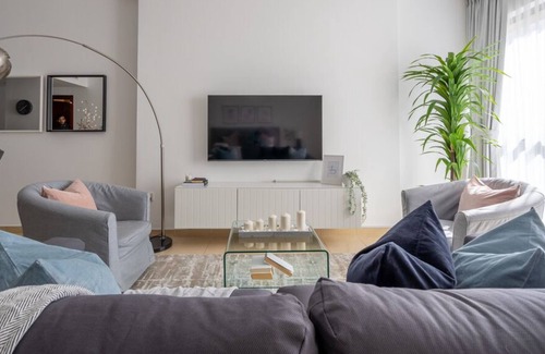 Dubai Marina Apartment | Charming Studio With Balcony, Minutes To The Beach