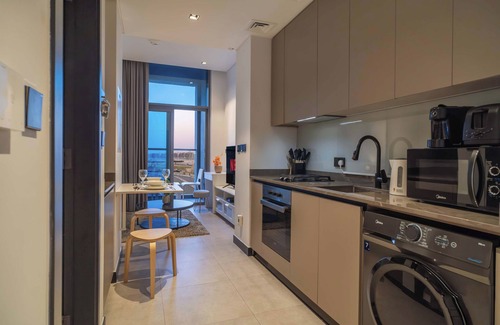 Business Bay Apartment | Chic and Modern: Downtown Dubai/Business Bay Studio with Spectacular Dubai Views