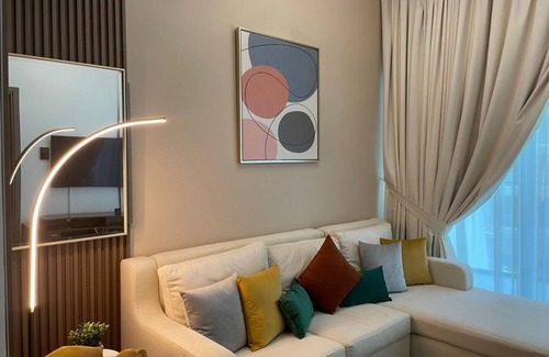 Business Bay Apartment | Chic Apartment with Canal Views Breathtaking Views