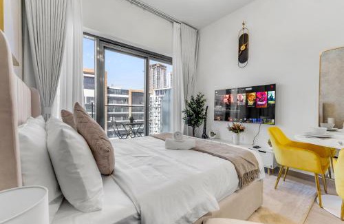 Nad Al Sheba Apartment | Chic Studio with Private Balcony