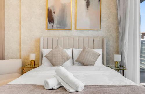 Nad Al Sheba Apartment | Chic Studio with Private Balcony