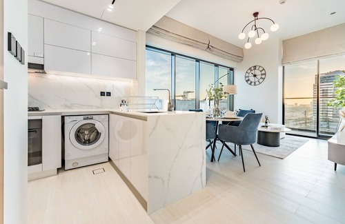 Dubai Sports City Apartment | City Views 1BR Close to Golf Course & Attractions, Binghatti Venus, Jumeirah Village Circle