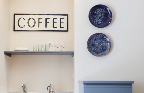 Historical Center Apartment | Contemporary Art Apartment at Piazza Bellini by Wonderful Italy