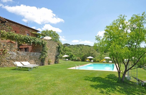 Castelnuovo Berardenga Apartment | Cosy apartment for 6 people with WIFI, pool, terrace, pets allowed and panoramic view