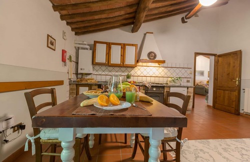 Peccioli Apartment | Cosy apartment for 4 guests with WIFI, pool, A/C, TV, pets allowed and panoramic view
