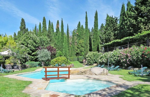 Roccastrada Villa | Cosy apartment in villa for 4 guests with pool, WIFI, TV, patio and pets allowed