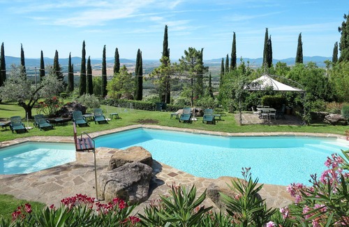 Roccastrada Villa | Cosy apartment in villa for 4 guests with pool, WIFI, TV, patio and pets allowed