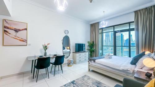 Business Bay Apartment | Cozy Studio with Balcony Overlooking Dubai Canal - 15AB07
