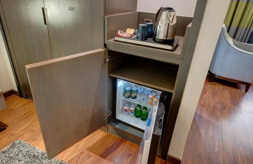 Al Muraqqabat House | Deluxe King or Twin Room Near Al Rigga Metro