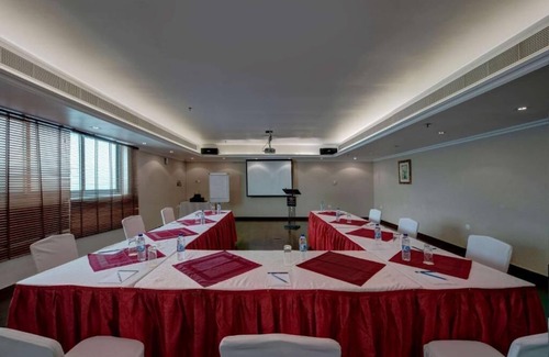 Al Muraqqabat House | Deluxe King or Twin Room Near Al Rigga Metro