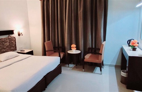 Al Muraqqabat House | Double Room With Swimming Pool With Free Parking in 3 Star Hotel