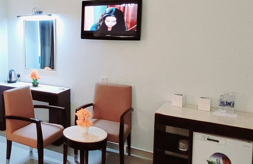 Al Muraqqabat House | Double Room With Swimming Pool With Free Parking in 3 Star Hotel