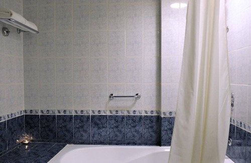 Al Muraqqabat House | Double Room With Swimming Pool With Free Parking in 3 Star Hotel