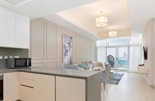 Palm Jumeirah Apartment | Dream Inn - Full Sea View - Free Beach & Pool Access!
