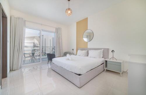 Business Bay Apartment | Elegant 1BR with Balcony & Views in Business Bay