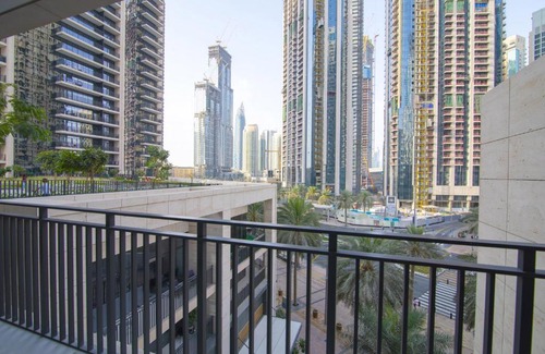 Downtown Dubai Apartment | Elegant Apt With Balcony Minutes from Burj Khalifa