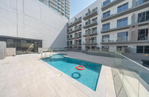 Jumeirah Village Triangle Apartment | Elegant Studio in JVT Sleeps 3 with Balcony