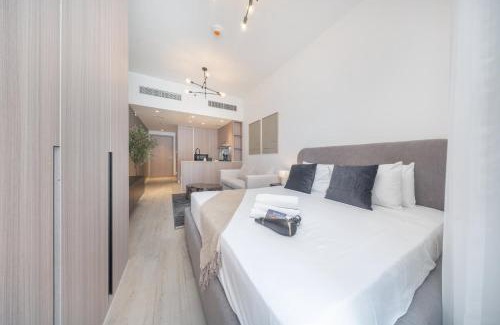 Jumeirah Village Triangle Apartment | Elegant Studio in JVT Sleeps 3 with Balcony