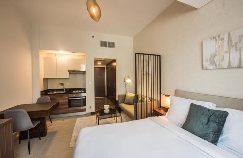 Dubai Marina Apartment | Fantastay - Deluxe Studios Brand new Swarovski inspired tower