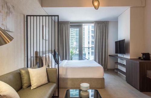 Dubai Marina Apartment | Fantastay - Deluxe Studios Brand new Swarovski inspired tower