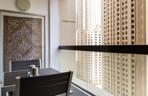 Dubai Marina Apartment | Fantastic Views in Waterfront Apt for 6 in JBR