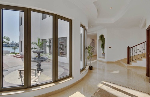 Palm Jumeirah Villa | Fully Upgraded 6 Bedroom Villa w Private Pool and Beach