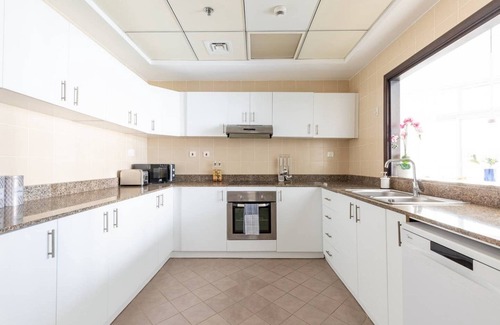 Dubai Marina Apartment | Grand 3BR in Dubai Marina's Majestic Skyscraper!