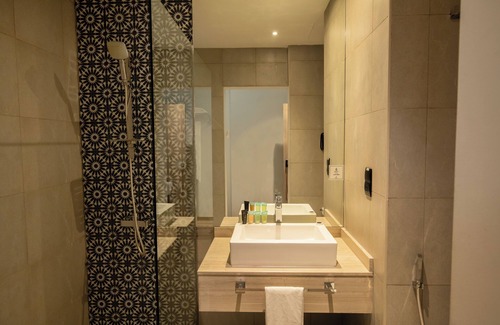 Jadaf Hotel | Grand Kingsgate Waterfront By Millennium Hotels