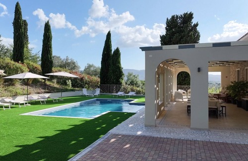 Stroncone House | Holiday Home 'In Villa Con Piscina' with Shared Pool, Wi-Fi and Air Conditioning
