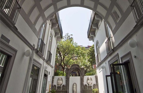 Historical Center Hotel | Hotel Piazza Bellini & Apartments