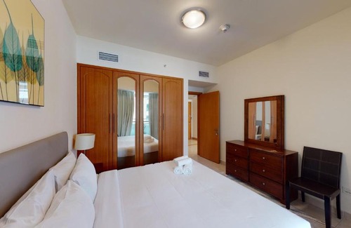 Dubai Marina Apartment | Key View - The Waves