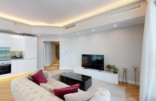 Dubai Marina Apartment | Key View - Torch Tower