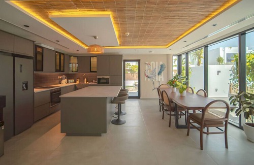 Al Barsha 1 Condo | King room in Private villa