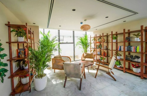 Al Barsha 1 Condo | King room in Private villa