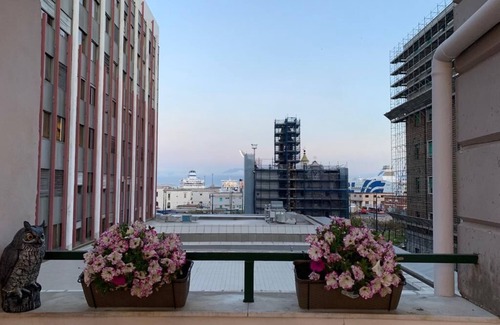 Historical Center Apartment | La terrazza sul porto, large vacation home in the heart of Naples