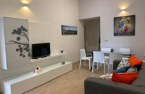 Historical Center Apartment | La terrazza sul porto, large vacation home in the heart of Naples