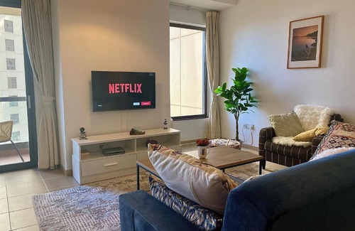 Dubai Marina Apartment | Lovely 1BR in JBR with sea view