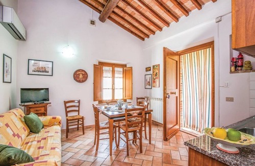 Poggiarello Villa | Lovely apartment in villa for 4 guests with A/C, pool and TV, close to Siena